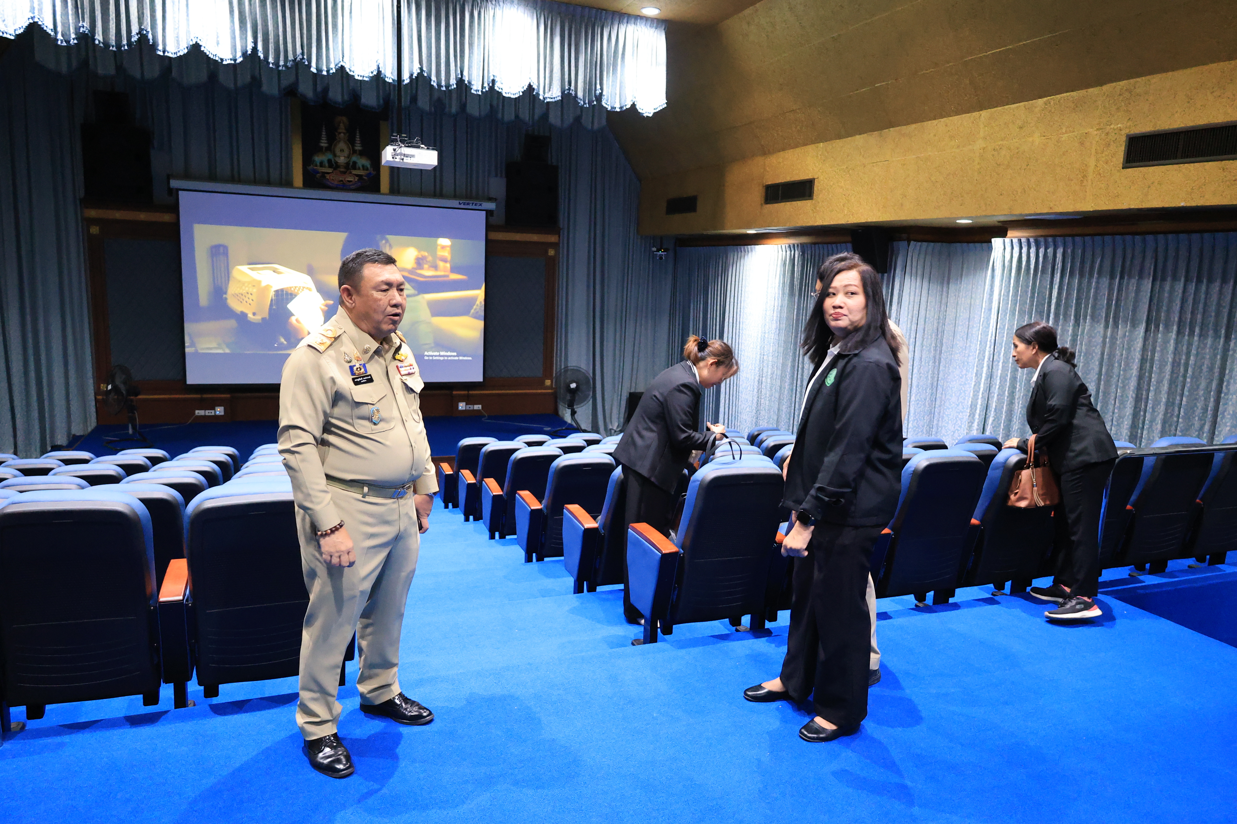 title - เลขาธิการ ส.ป.ก. ตรวจความเรียบร้อย การปรับปรุงห้องประชุม ชั้น 4 ศาลาพระมิ่งขวัญ ศูนย์ส่งเสริมและพัฒนาอาชีพเสริมนอกภาคการเกษตร (ศพส.) อำเภอบางไทร จังหวัดพระนครศรีอยุธยา